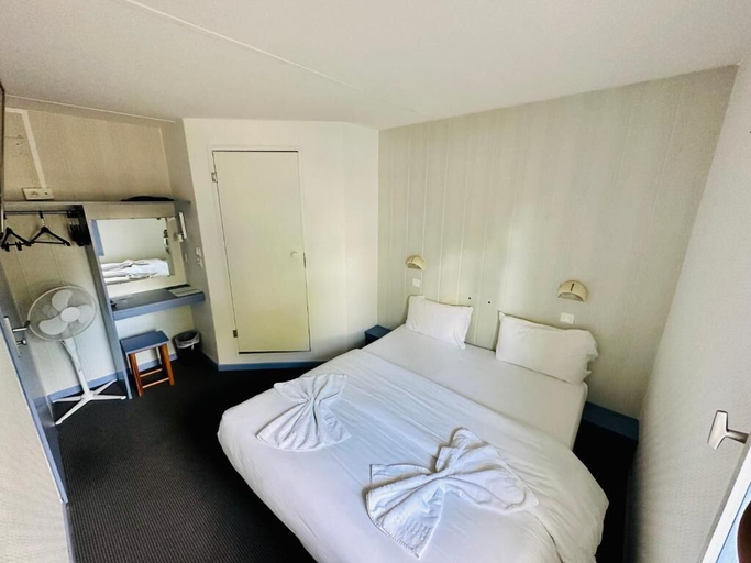 Bedroom 2, Hôtel Gex, Ain