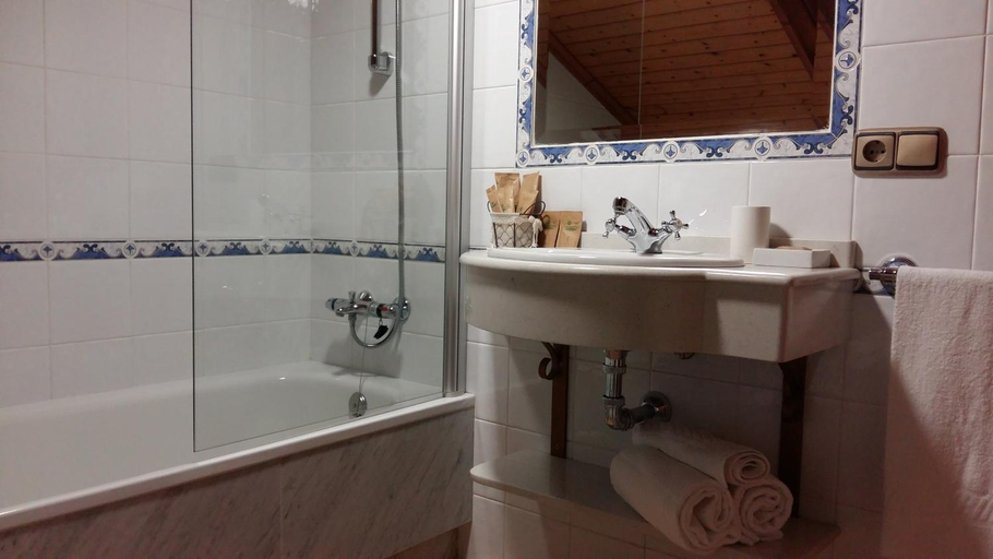 Bathroom 2, Casa Ameneiros, Pontevedra