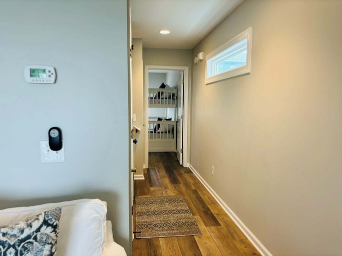 Room 2, Live Oaks / 127 Ocean Blvd East 4 Bedroom Home, Brunswick
