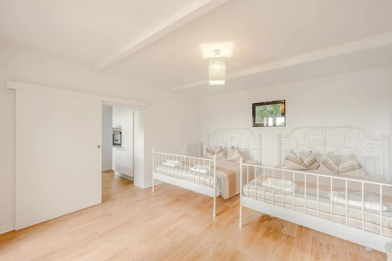 Room 2, Villa Arona 4br/2ba Sleeping up to 14 Guests, Novara