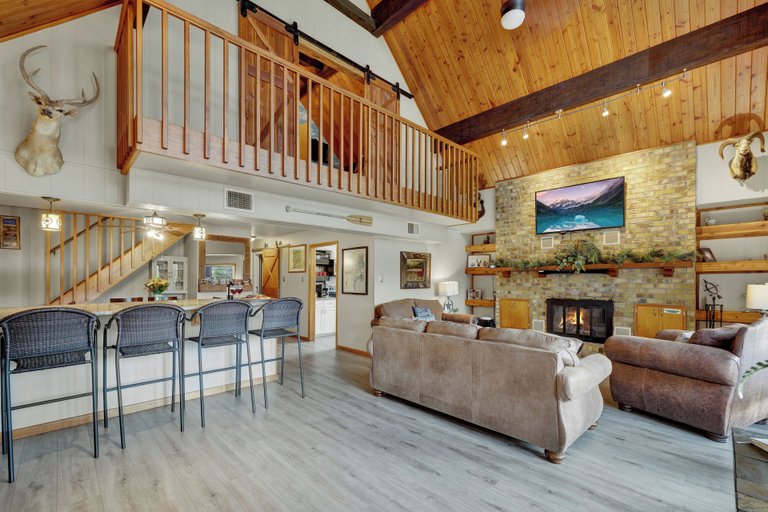 Living area 5, Gettin' Guada Loopy With Hot Tub & Riverfront, Guadalupe
