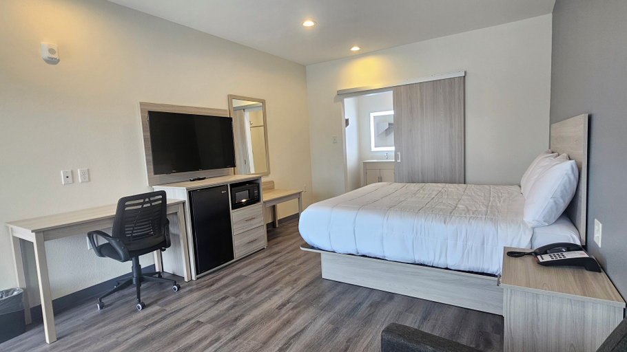 Bedroom 5, Palace Inn Baytown at Harrison St, Houston