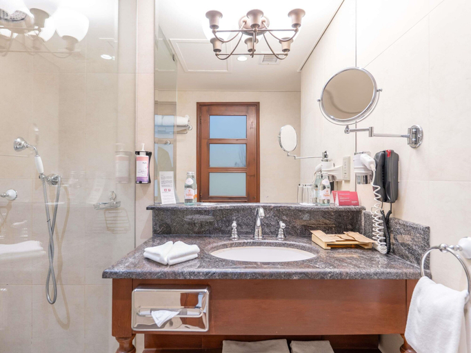 Bathroom 5, Mövenpick Hotel & Resort Al Bida'a Kuwait, Salmiya
