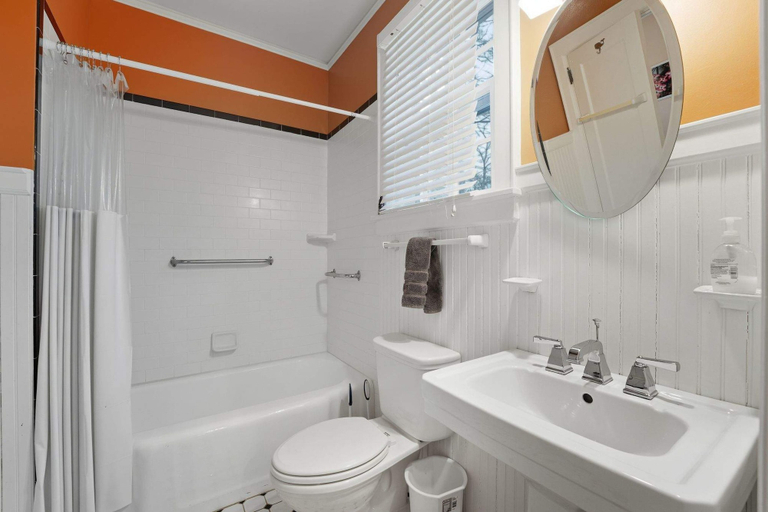 Room 2, Classic 5BR Davidson Retreat Walk Downtown Pet-friendly, Mecklenburg