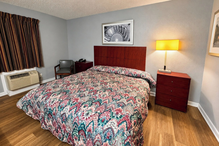 Bedroom 4, Economy Inn Sweetwater I-75, Monroe