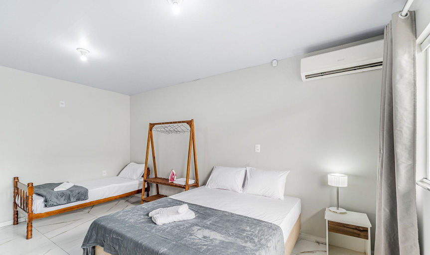 Room 3, 2BR House w/ BBQ 270m From Beach Ruc0001, Bombinhas