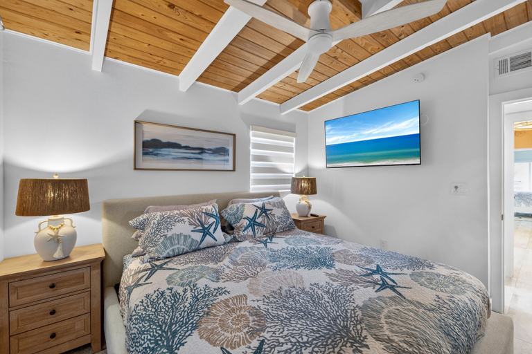 Room 4, Waterfront Home with Pool and Hot Tub, Sarasota