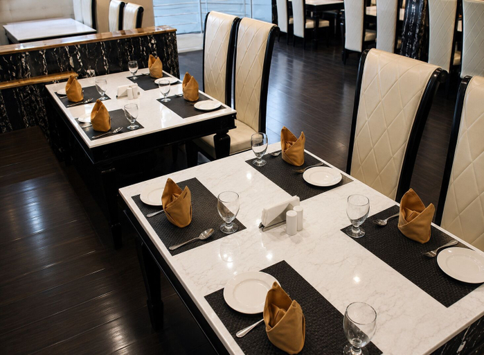 Dining 4, The Regaal - 5 mins from Railway Station, Jalgaon