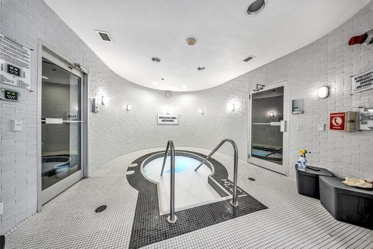 Spa, Luxury Oasis Suites, Toronto