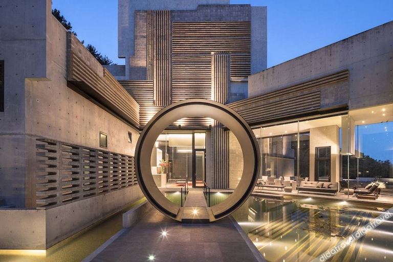 Exterior & Views