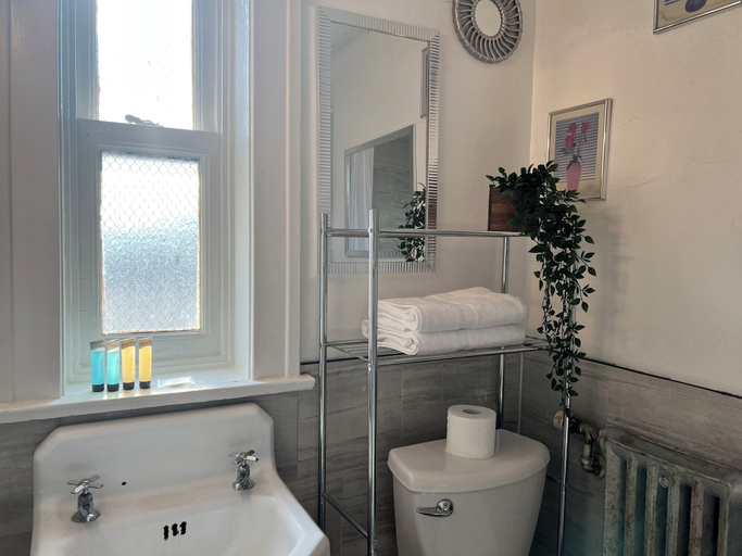 Bathroom 5, Grand Union Hotel, Division No. 15