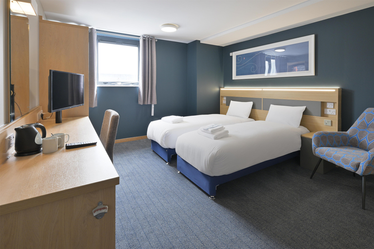 Bedroom 3, Travelodge Swindon Central, Swindon