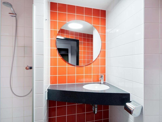 Bathroom 5, B&B Hotel Aschaffenburg, Aschaffenburg