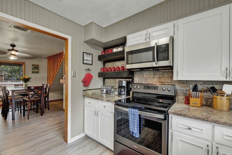Private kitchen 2, Gettin' Guada Loopy With Hot Tub & Riverfront, Guadalupe