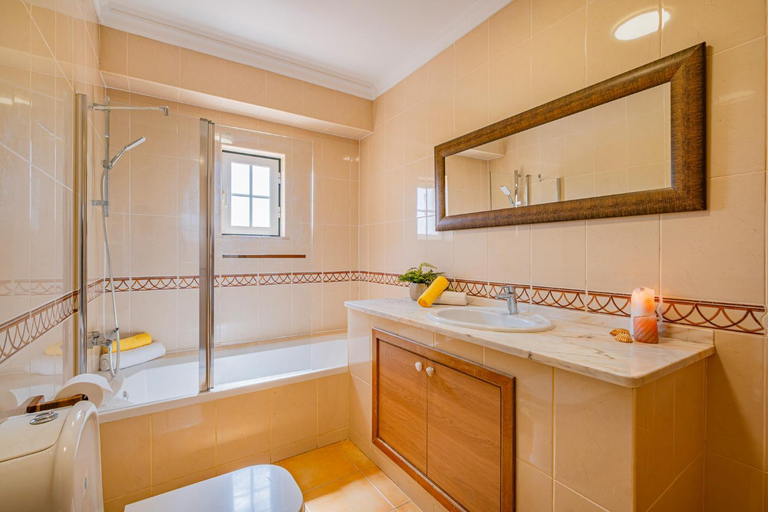 Bathroom 3, Villa Tranquility - com Piscinia Aquecivel & BBQ em Alcantarilha, Silves