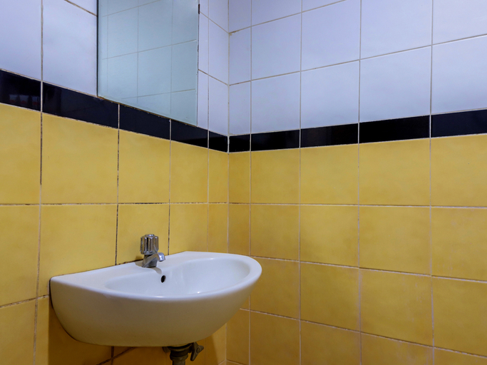 Bathroom 5, Hotel Kalisma, Central Jakarta