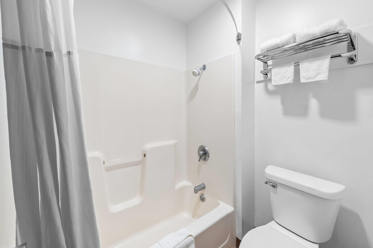 Bathroom 4, Days Inn by Wyndham York, York