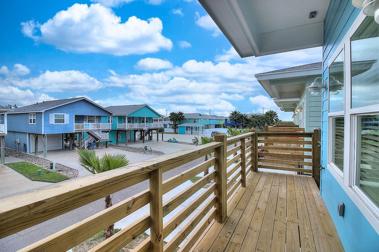 Room 5, Sea Clusion- Golf Cart Friendly Pet Friendly, Nueces