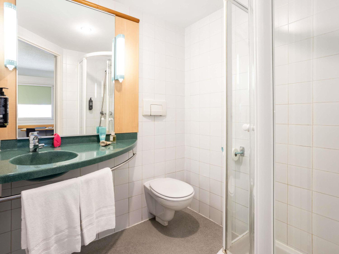 Bathroom 4, ibis budget Madrid Alcala de Henares La Dehesa, Madrid