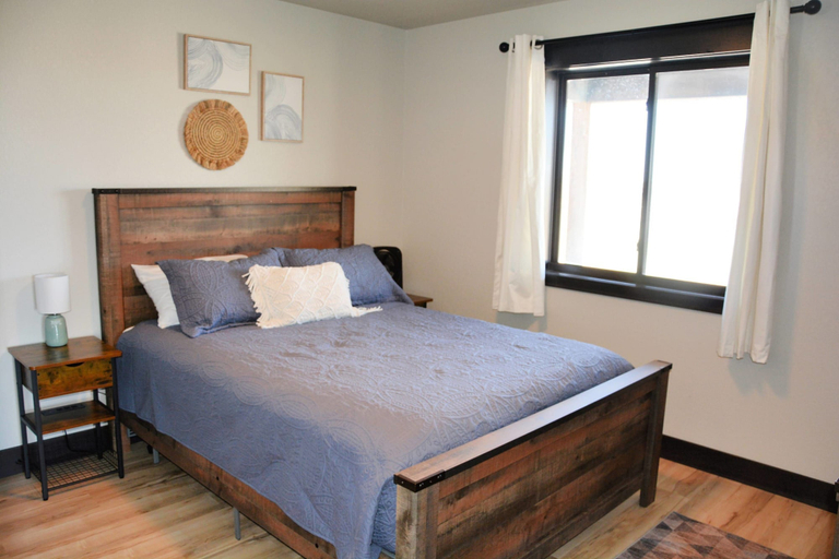 Room 3, Panoramic Views Bear Butte 10 Mins to Downtown, Meade
