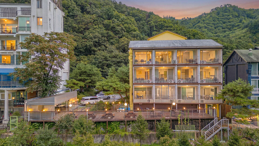 Exterior & Views 2, Gapyeong Rowa River View Pension, Gapyeong