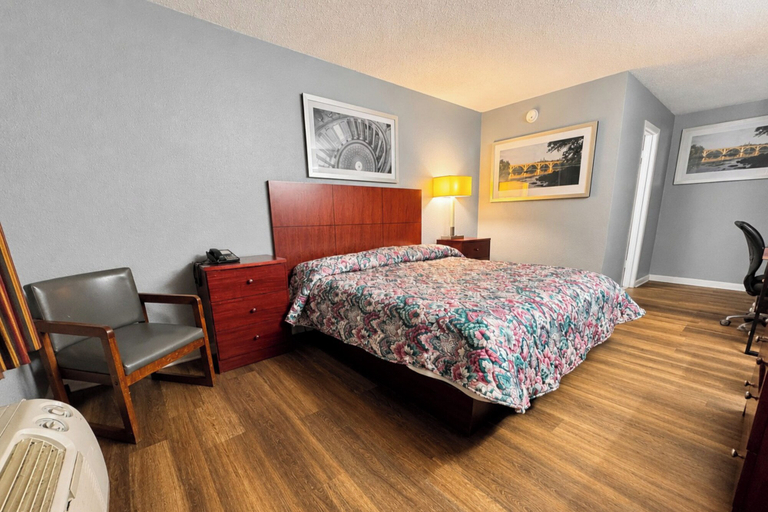 Bedroom 4, Economy Inn Sweetwater I-75, Monroe