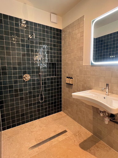 Bathroom 2, Le Groom Hôtel, Charente
