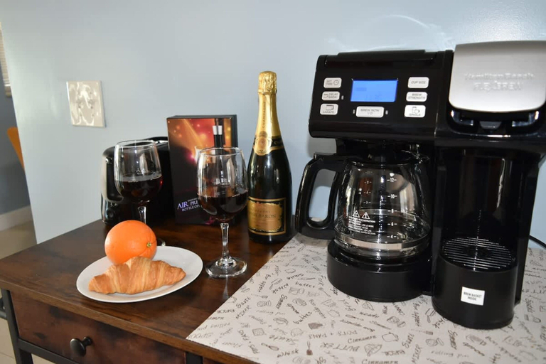 Room 2, Iconic 3BD Home Mins From the Beach Pompano FL, Broward
