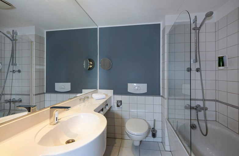 Bathroom 4, Wyndham Garden Düsseldorf City Centre Königsallee, Düsseldorf