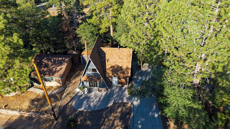 Interior 5, A Big Bear View by Avantstay Classic A-frame Hot Tub Deck Fireplace Near Slopes & Marina, San Bernardino