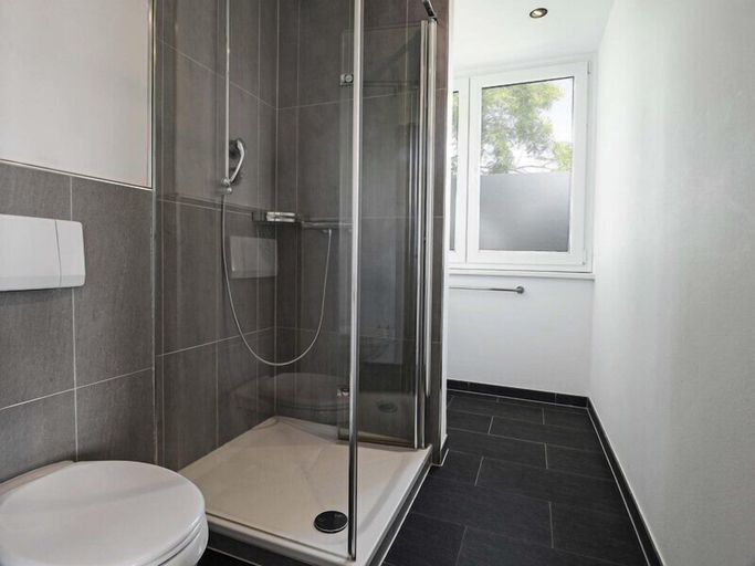 Bathroom 5, B&B HOTEL Krefeld-Süd, Krefeld