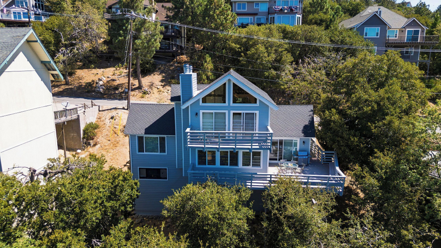 Interior 2, Golden Hour Lodge by Avantstay BBQ + Great Room + Multiple Decks Lake & Sunset Views, San Bernardino