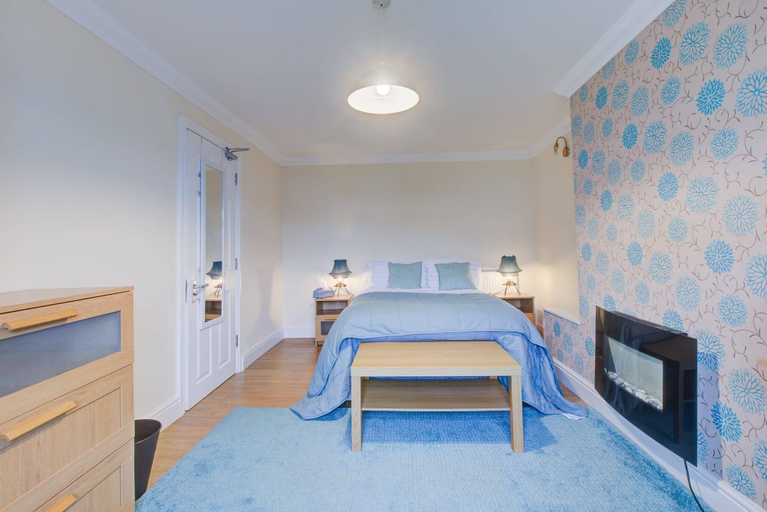 Room 2, Free Parking 7 Beds Contractor & Large Groups, Wokingham