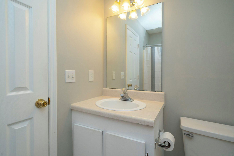 Bathroom 3, The Garnet Goliath, Richland