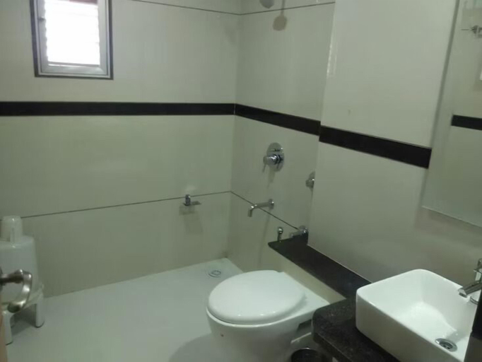 Bathroom, Hotel Apex Inn, Valsad