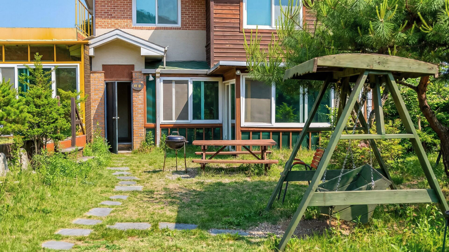 Exterior & Views 2, Gapyeong Swimteo Pet Pension, Gapyeong