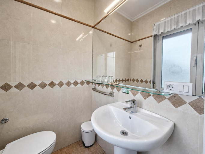 Bathroom 3, Hosteria El Capricho by R2R Consulting, Cantabria