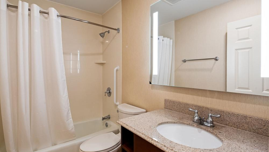 Bathroom, The Inn on Storrs, Tolland