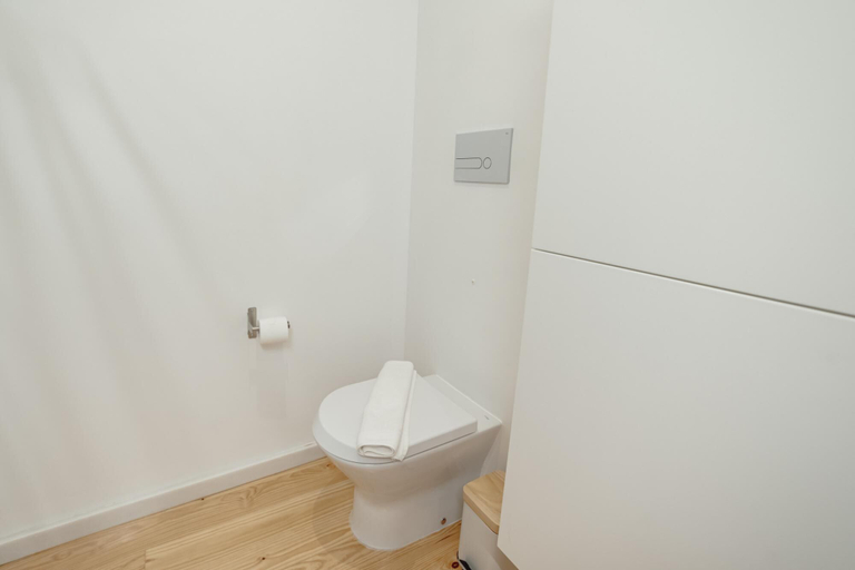 Bathroom 5, ダウンタウン プレミアム アパートメント by Vacationy, Porto