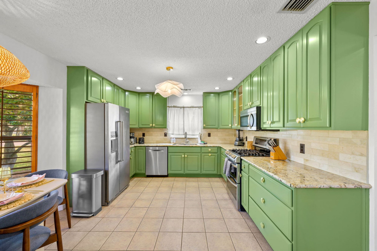 Room 4, Sleeps 10 Pool Slide Pickleball Fire Pit, Pinellas