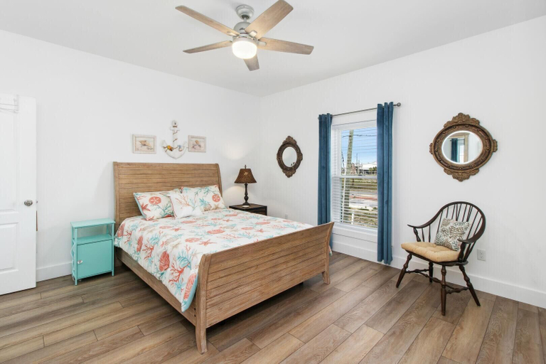 Bedroom 3, Shell Yeah, Gulf