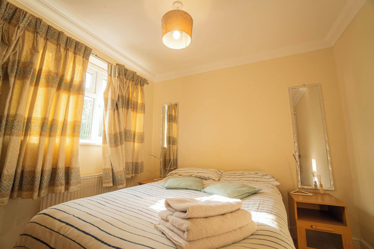 Room 3, Free Parking 7 Beds Contractor & Large Groups, Wokingham
