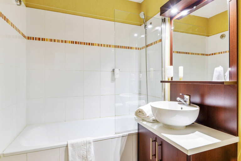 Bathroom 4, Comfort Aparthotel Six-Fours, Var