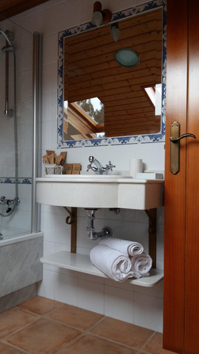 Bathroom 3, Casa Ameneiros, Pontevedra