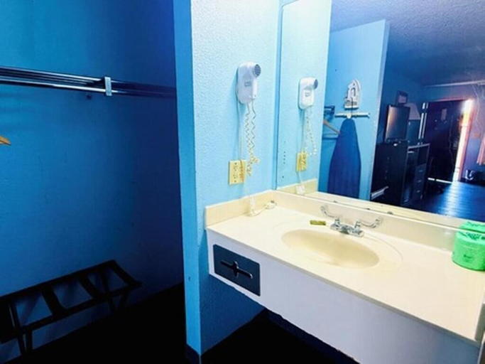 Bathroom 4, Mayfair Inn, Martin