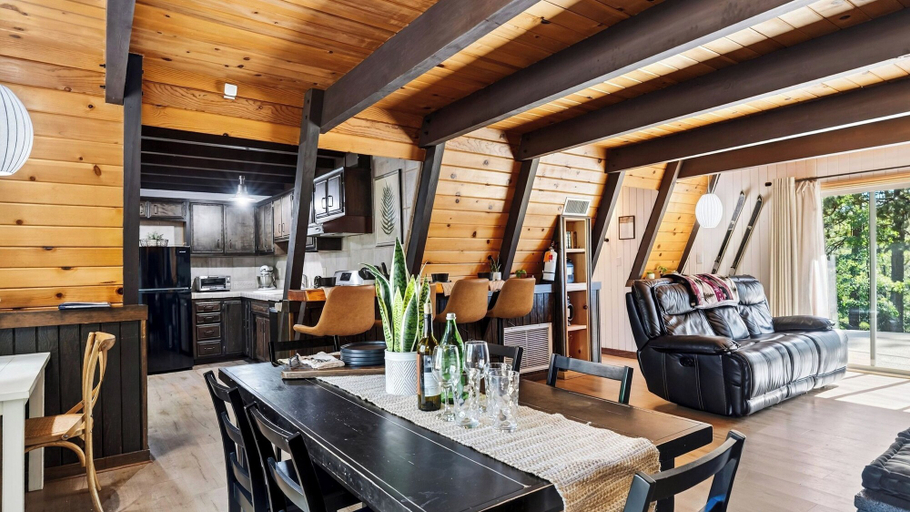 Interior 2, A Big Bear View by Avantstay Classic A-frame Hot Tub Deck Fireplace Near Slopes & Marina, San Bernardino
