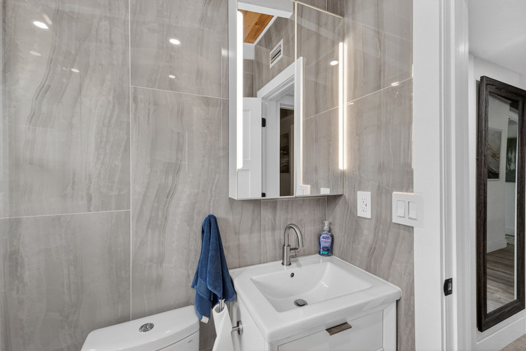 Bathroom 2, Waterfront Home with Pool and Hot Tub, Sarasota