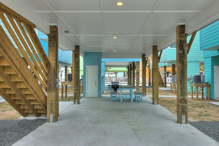 Room 4, Sea Clusion- Golf Cart Friendly Pet Friendly, Nueces