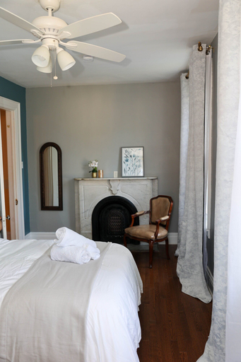Room 5, Charming Victorian Duplex 3br Sleeps 10 3 Bedroom Home, Niagara