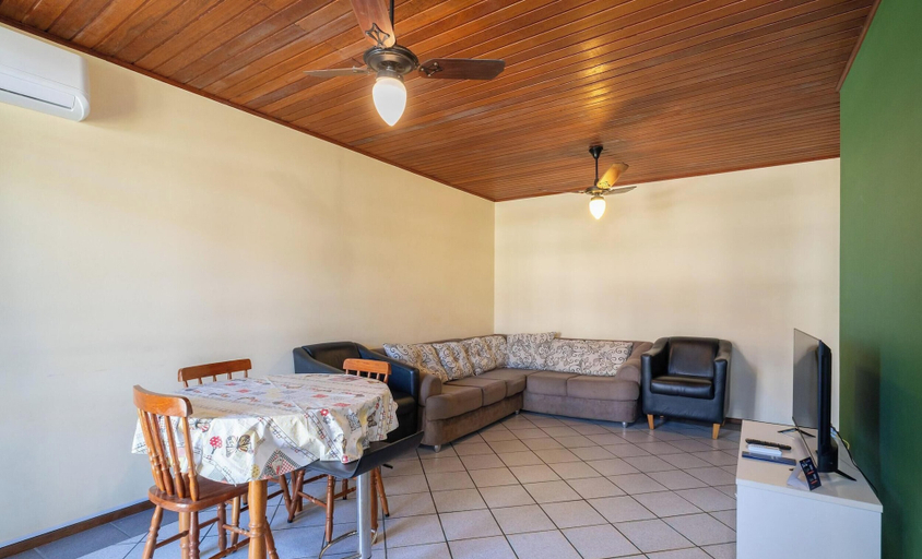 Living area, Apt w/ BBQ Grill 150m From the Beach Cnd0105, Florianopolis
